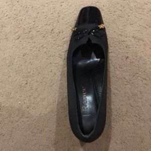 Block heeled black heel w/gold accent bow